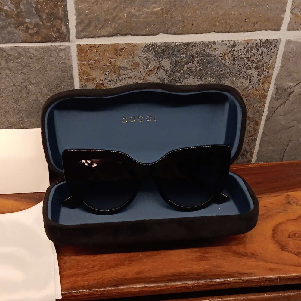 Gucci cat eye frame sunglasses